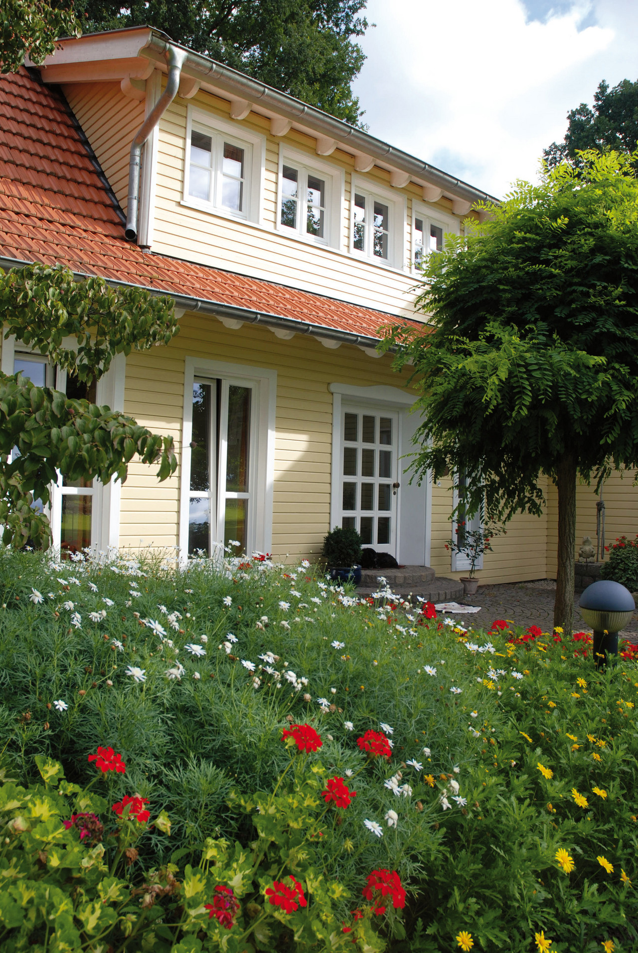 romantisches Landhaus mit Holzfassade
