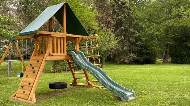 Spielgeräte: Spielturm und Rutsche für Kinder im Garten.