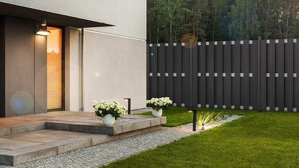 Grauer WPC-Zaun in der Nähe eines Hauses